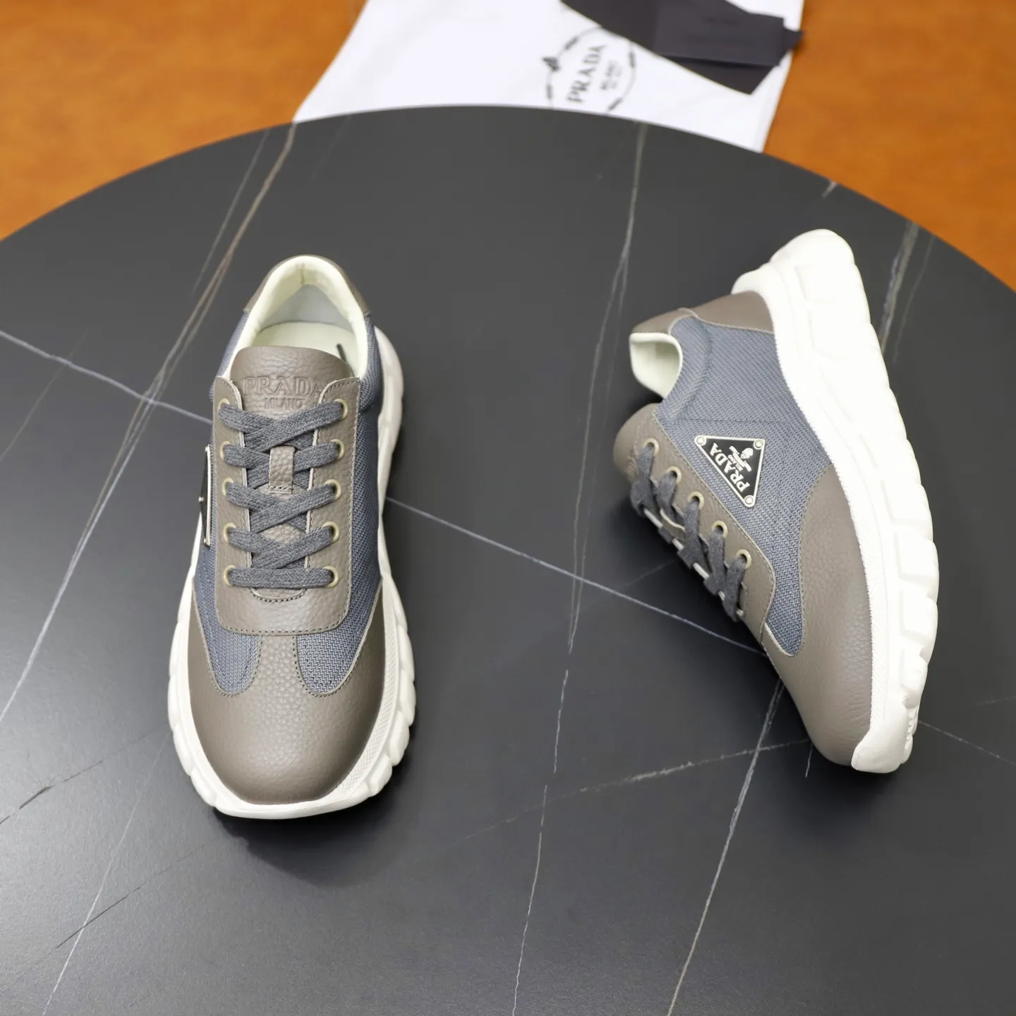 Factory price: 720💰Top original order Brand: PRADA (Prada) Standard code: Men's size 38/44 (45 can be customized) Grade: Same as the official website Material: Original cowhide stitching, cowhide lining, original combination two-color wear-resistant soft outsole Style category: casual sports version, young fashion, European and American trend, British style Color: actual picture color
